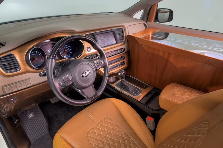 Thậm chí bên trong khoang lái, chiếc xe cũng có ghế phụ bị loại bỏ để chứa được thêm một tủ trữ lạnh đủ chỗ cho 2 bom bia. Ngoài ra, Sedona Ballast Point còn có nội thất với các chi tiết màu bia tươi độc đáo.