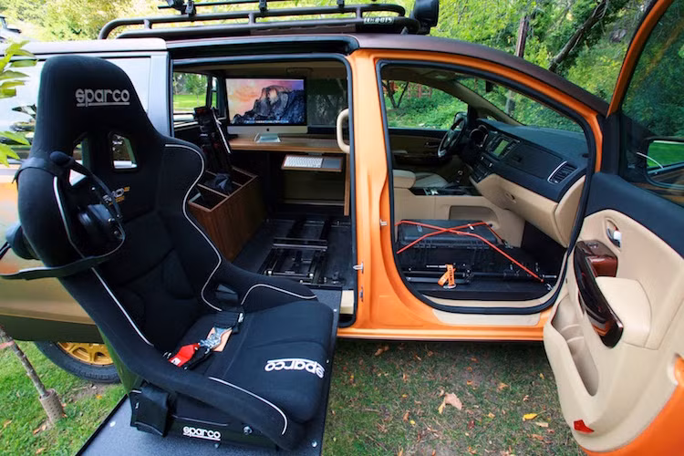 Bên trong chiếc xe cũng đã được chế lại thành một văn phòng di động cho các nhiếp ảnh gia, với khoang chứa "đồ nghề" và một máy tính iMac 27 inch với màn hình 5K đặt ở phía sau.