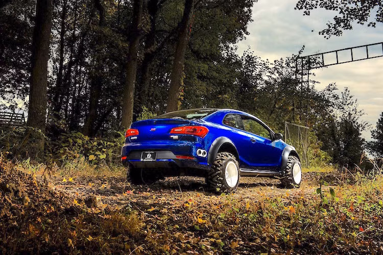 Các vòm bánh của xe được nới rộng ra hơn để phù hợp với 4 quả lốp gai mới. Đương nhiên, khoảng sáng gầm xe cũng đã được nâng cao nhờ có hệ thống treo thửa riêng.