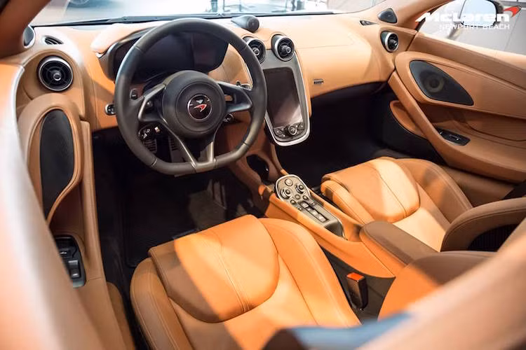 Nội thất của siêu xe 570S được Mclaren thiết kế vừa sang trọng, vừa thể thao. Số nút bấm điều khiển được tối giản, các tính năng được tích hợp vào màn hình cảm ứng.