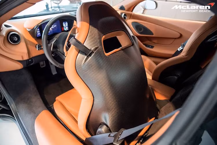 Những ghế ngồi có khung được làm bằng sợi carbon siêu nhẹ, khiến trọng lượng xe giảm xuống đáng kể.
