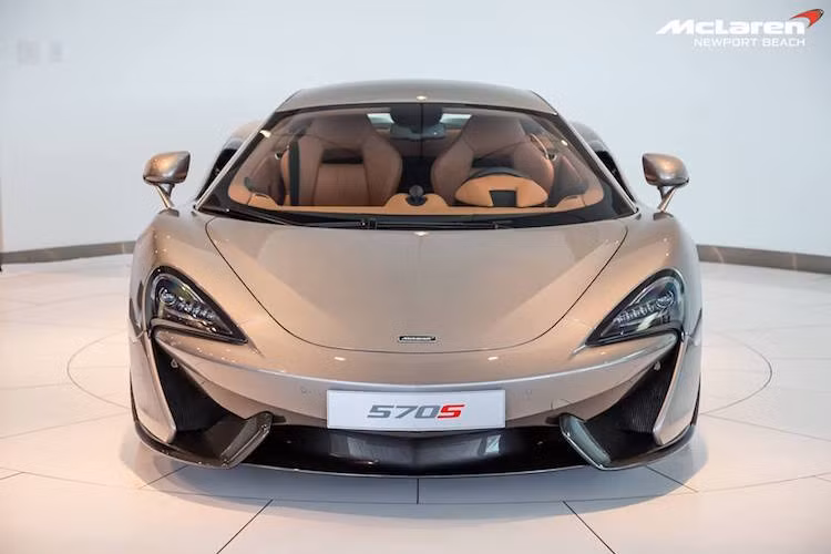 Phần đầu xe có những đèn pha lớn và kém ấn tượng hơn "đàn anh" MP4-12C hay 650S.