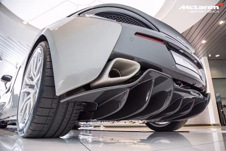 Ở dưới cản sau là hệ thống ống xả kép hình lục giác cùng các cánh khuếch tán không khí bằng sợi carbon.