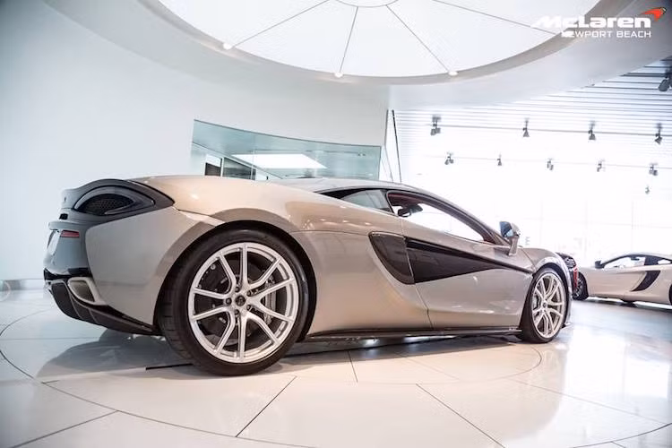 Những khe hút gió làm mát động cơ hai bên thân xe có thiết kế độc đáo, chạy dài theo cửa xe.