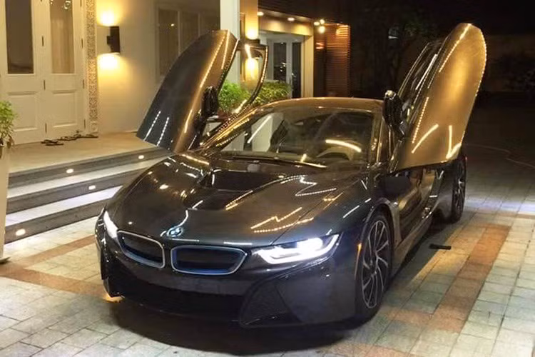 Trong số những siêu xe về Việt Nam trong năm 2015, có lẽ cái tên được nhắc tới nhiều nhất là BMW i8. Trong năm qua, đã có tổng cộng 25 chiếc i8 về tới tay các đại gia Việt. Mẫu xe này được trang bị động cơ 3 xi-lanh tăng áp 1.5l cùng mô tơ điện để đạt tổng công suất 362 mã lực.