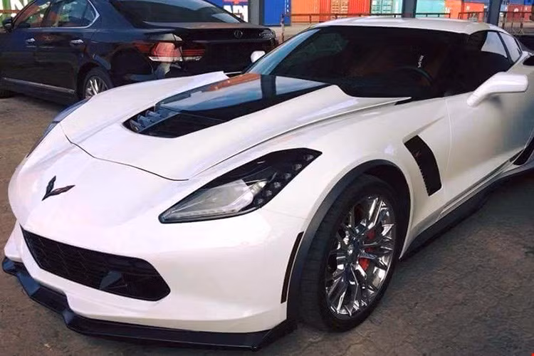 Dù Chevrolet Việt Nam có nhập về chiếc xe thể thao Corvette C7 Stingray mới nhất vào triển lãm VMS 2015 nhưng chiếc xe này hoàn toàn bị "lu mờ" trước hai phiên bản thể thao Corvette Stingray được các nhà nhập khẩu tư nhân đưa về.