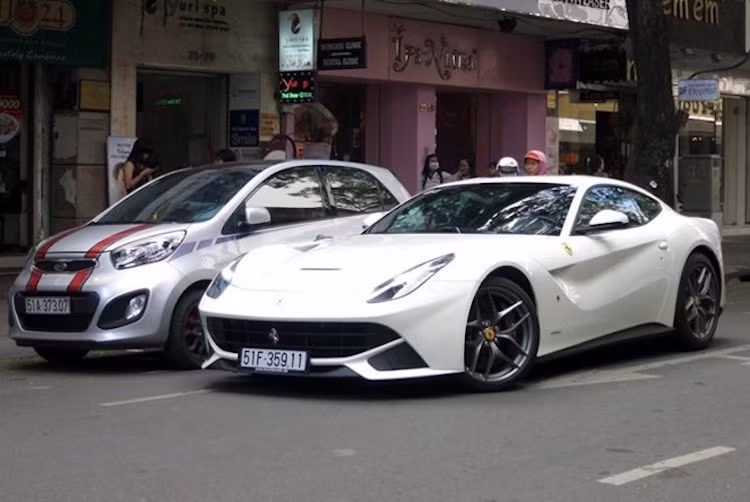 Một siêu xe "hàng khủng" khác về Việt Nam trong năm qua là Ferrari F12Berlinetta, với một chiếc màu đỏ ở Hà Nội và chiếc còn lại có màu trắng, thuộc sở hữu của gia đình đại gia Phan Thành.
