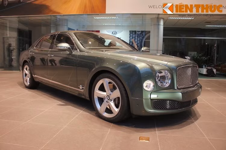 Chỉ trong tháng 12 này, một mẫu xe siêu sang khác là Bentley Mulsanne Speed cũng đã được nhập khẩu chính hãng về Việt Nam. Chiếc xe này thuộc sở hữu của một đại gia bí ẩn tên Thanh Long và có giá dự đoán lên tới 22 tỷ đồng.