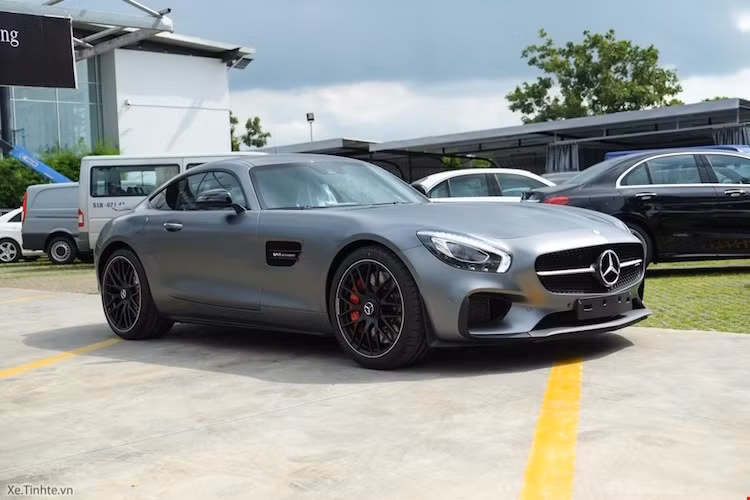 Mercedes năm nay cũng "chơi trội khi đã đưa 2 chiếc siêu xe AMG GT S về Việt Nam với màu vàng và xám. Trong đó chiếc màu xám thuộc phiên bản Edition 1 giới hạn, kỷ niệm thời điểm dòng xe này được bán ra.