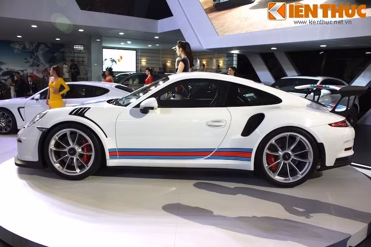 Triển lãm xe nhập khẩu VIMS lần đầu tiên được diễn ra tại Hà Nội đã có sự góp mặt của Porsche 911 GT3 RS - siêu xe thể thao thứ nhì hiện nay của Porsche, sau chiếc 918 Spyder.