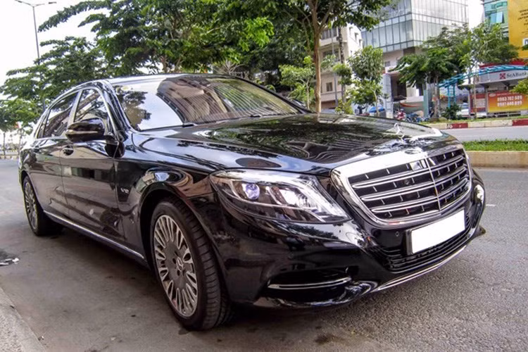 Chuyển sang các mẫu xe siêu sang, không ngạc nhiên khi khẳng định rằng Mercedes S500 Maybach là mẫu xe thành công nhất trong năm qua. Không chỉ được ưa chuộng bởi các đại gia Việt, mẫu xe này còn được một khách sạn 5 sao đặt mua để chở khách VIP.