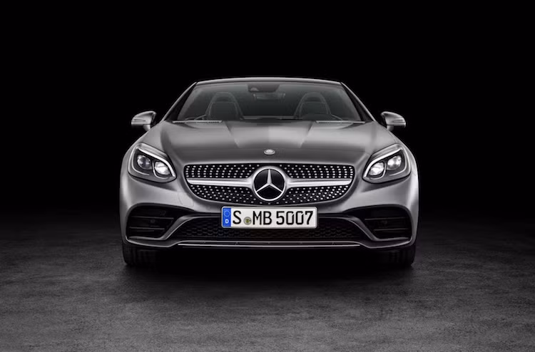 Những tùy chọn động cơ trên SLK hiện tại sẽ được Mercedes "bê nguyên" từ SLC sang, cùng với 2 loại động cơ mới. Trong đó, phiên bản thấp nhất SLC 180 hoàn toàn mới sẽ được trang bị động cơ 4 xi-lanh tăng áp 1.6l mới.