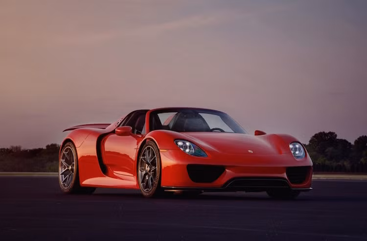 Dưới ánh nắng hoàng hôn đỏ rực, từng mảng thân đầy hấp dẫn của 918 Spyder màu đỏ càng lộ rõ.