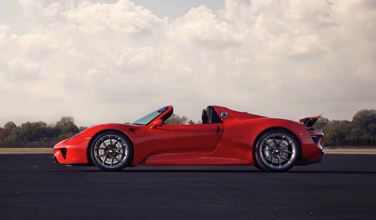 Không chỉ có hệ động lực mạnh mẽ, 918 Spyder còn được tích hợp hàng loạt các công nghệ đỉnh cao mà Porsche đã dày công nghiên cứu.