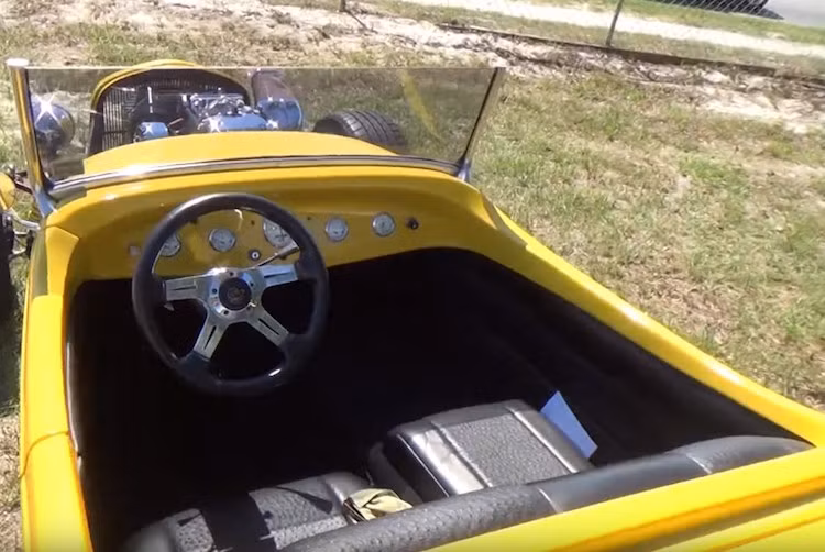 Nội thất nhỏ nhắn của Harley Streetster có đủ chỗ cho 2 người ngồi, nhưng người ngồi ghế phụ tốt nhất nên là trẻ em vì cabin xe quá nhỏ. Các ghế ngồi có thể được bọc da đà điểu hoặc cá sấu.