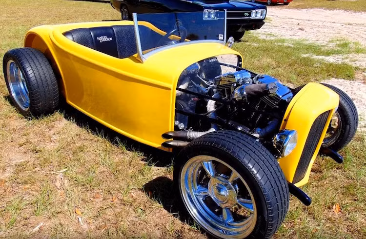 Mẫu xe độ đặc biệt này được Kick Ass Rod Shop đặt cho cái tên mới là Harley Streetster, với chassis dựa trên chiếc Ford Roadster đời 1932.