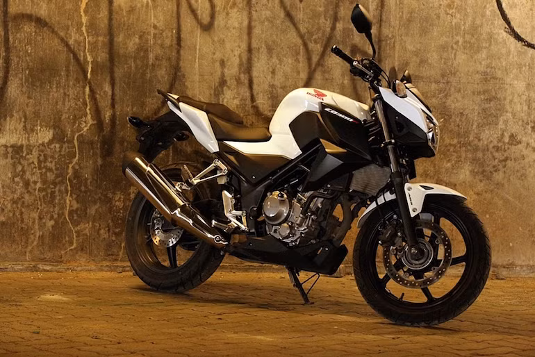 CB300F có trọng lượng 158 kg, dung tích bình xăng 12 lít, chiều cao yên 780 mm, trục cơ sở 1.380 mm.