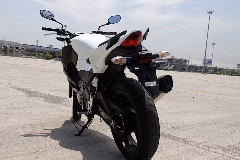 Hầu như toàn bộ thiết kế của xe là những đường thẳng, góc cạnh sắc nhọn.