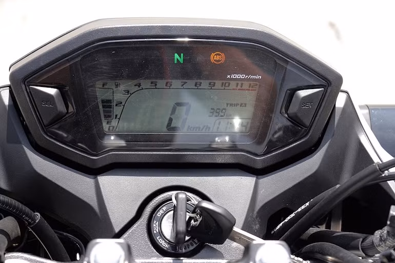 Đồng hồ đa chức năng của CB300F với báo xăng, báo tua, báo giờ, ODO và Trip.