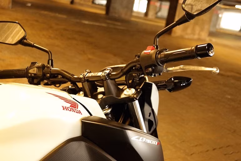 Tay lái cao và rộng, đem tới cảm giác điều khiển thoải mái.