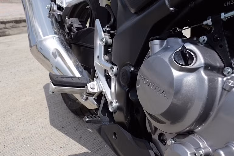 CB300F có động cơ DOHC 1 xi-lanh 300cc, sản sinh công suất 30 mã lực và mô-men xoắn cực đại 27 Nm.