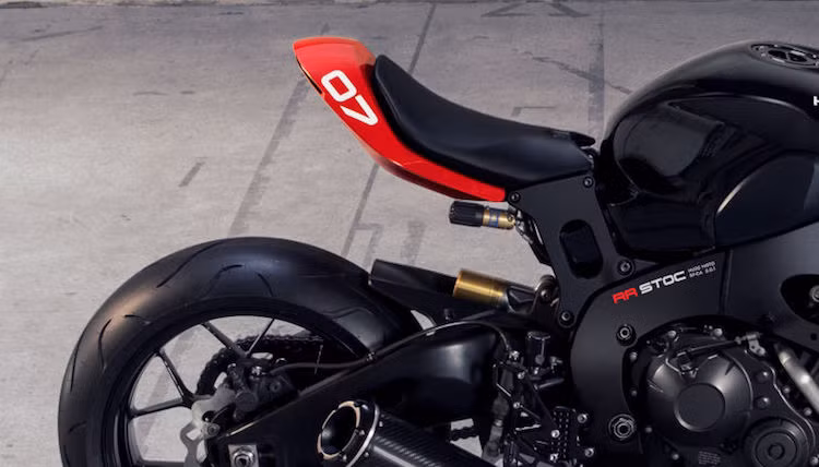 Một bộ yên solo đơn kèm theo khung đỡ và các tấm chắn đã được Huge MOTO thiết kế riêng cho CBR1000RR.