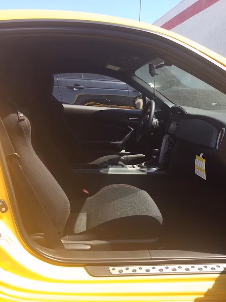 Một số chi tiết nổi bật trong xe bao gồm thảm sàn có logo TRD, ghế kiểu xe đua và vô-lăng có vạch căn đường màu vàng ở vị trí 12 giờ.