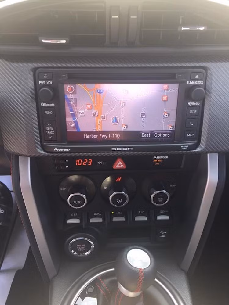 Dù là một chiếc xe thể thao giá rẻ nhưng Scion FR-S Release Series 1.0 vẫn có sẵn hệ thống thông tin giải trí với màn hình cảm ứng, GPS, Bluetooth của Pioneer.