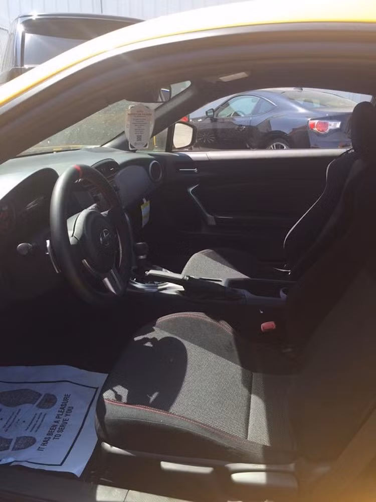 Ở bên trong nội thất, chiếc xe cũng có thêm một số chi tiết mới được "đóng mác" TRD.