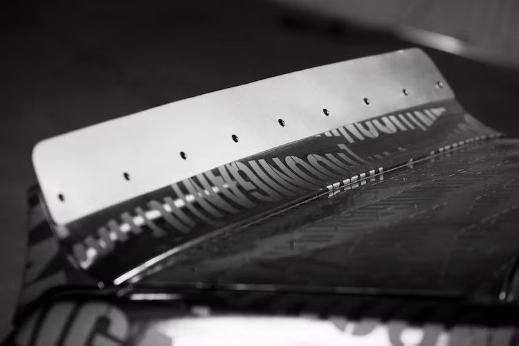 Ở phía sau chiếc xe được lắp một cánh đuôi nhỏ trên nắp khoang hành lý. Chiều cao của chiếc Escort cũng được hạ thấp rất nhiều so với nguyên bản bởi hệ thống treo hiệu năng cao, thiết kế dành riêng để drift.