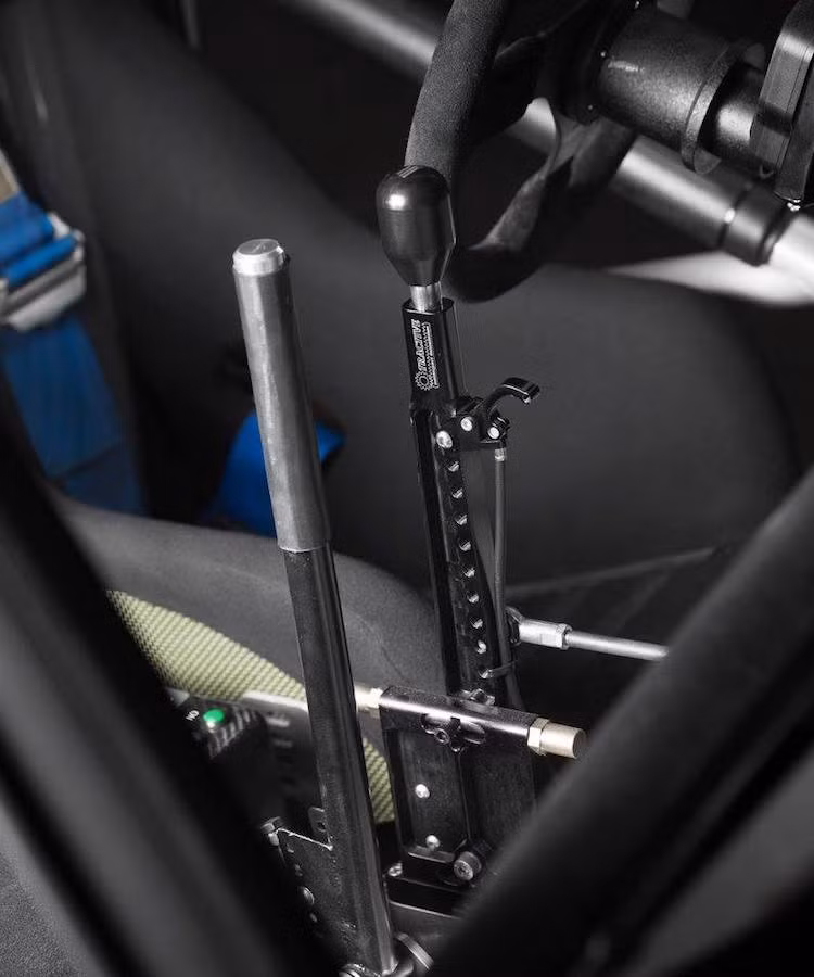 Cần phanh tay cùng với cần số của xe cũng đã được đặt cao hơn bình thường để Ken Block có thể nhanh chóng thao tác khi biểu diễn cùng chiếc xe.