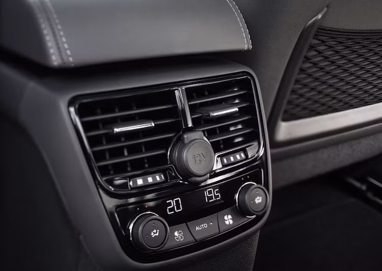 Hệ thống điều hoà 2 vùng được trang bị ở hàng ghế sau, kèm thêm một cổng điện 12V nữa để sạc các thiết bị.