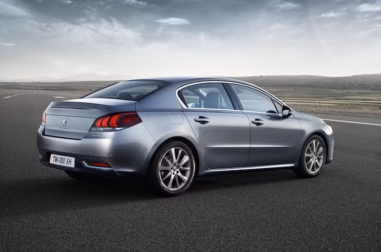 Giống như phong cách thường thấy của Peugeot, đuôi xe có thiết kế đơn giản nhưng tinh tế.