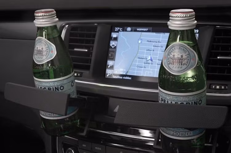 Ngay bên dưới, Peugeot còn thiết kế 2 khay đựng cốc một cách thông minh, có thể giấu gọn khi không dùng.