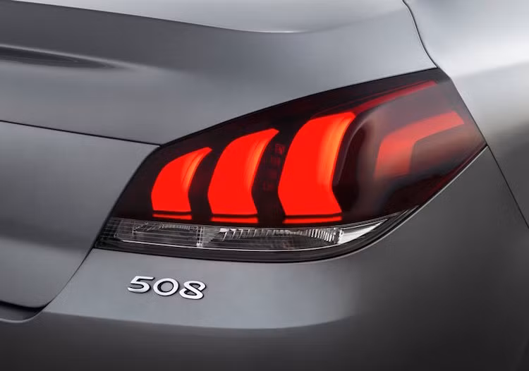 Điểm nhấn ở đuôi xe là đèn hậu với 3 sọc LED đỏ độc đáo.