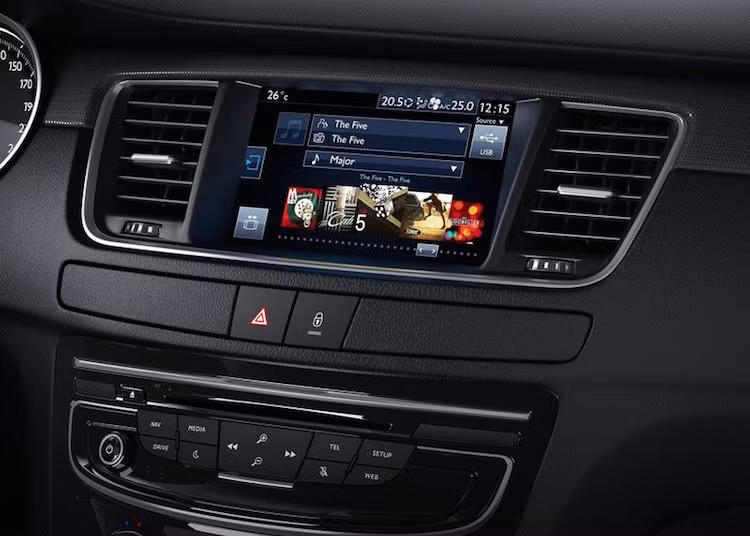 Trên bảng táp lô là hệ thống thông tin giải trí đa tính năng, với màn hình cảm ứng có kích thước lên tới 7 inch.