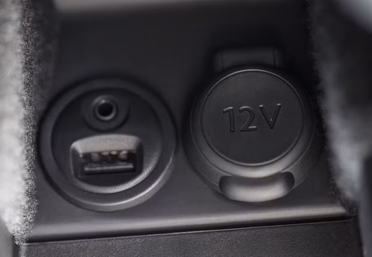 Ngoài jack tai nghe 3,5 mm, xe còn được trang bị một cổng USB và cổng điện 12V ở bảng điều khiển trung tâm.