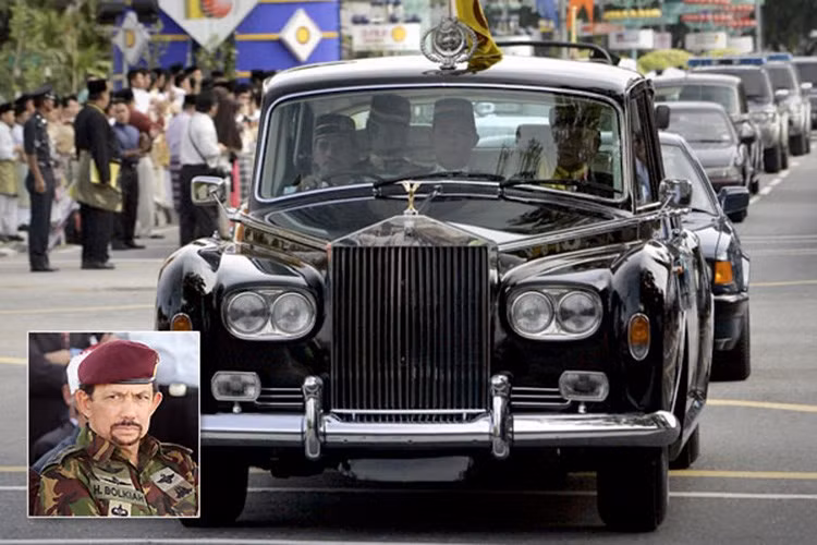 Hassanal Bolkiah - quốc vương Brunei - luôn nổi tiếng về sự xa hoa của mình. Sở thích của vị quốc vương này là sưu tập xe hơi. Vị vua này còn nổi tiếng với thú chơi xe với bộ sưu tập siêu khổng lồ với hàng nghìn chiếc. Đặc biệt ông thường xuyên sở hữu những chiếc Rolls-Royce siêu độc "có một không hai".