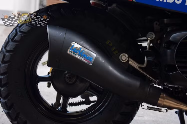 Khối động cơ 50 cc 4 kỳ làm mát bằng nước với công suất 5,2 mã lực và mô-men xoắn 4,6 Nm vẫn được giữ nguyên. Pô đọ Leovince đem tới âm thanh hấp dẫn hơn cho chiếc xe ga cỡ nhỏ này.