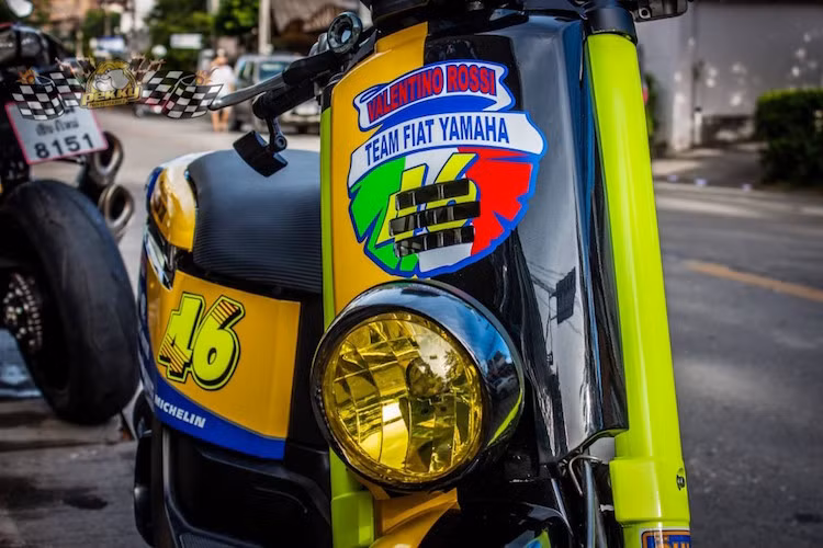 Toàn bộ thân xe được sơn tem đấu màu vàng-đen theo phong cách Valentino Rossi. Để tạo sự liền mạch, choá đèn pha được phủ màu vàng trong khi vỏ đèn sơn đen bóng.