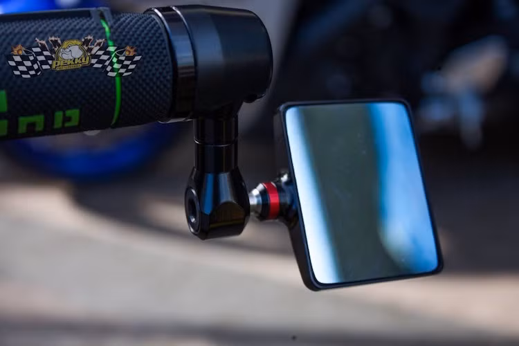 Ngoài ra, chiếc xe còn có gương gắn gù Rizoma.