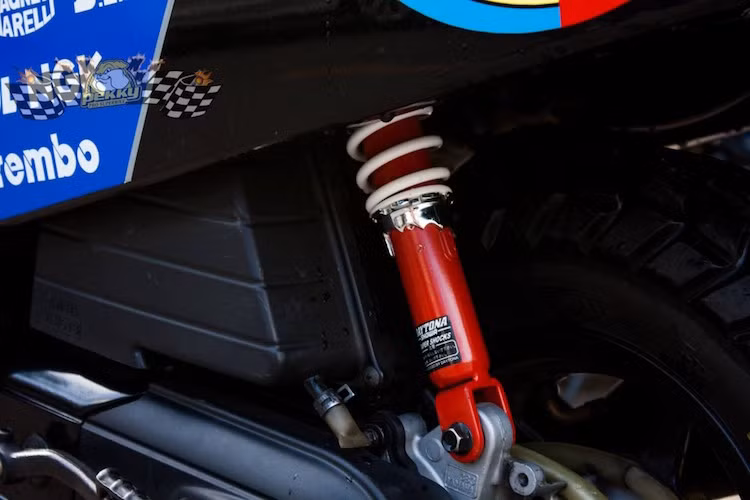 Phuộc sau được nâng cấp lên phuộc Daytona của Nhật.