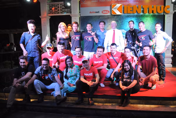 Một số thành viên trong đoàn chụp ảnh kỷ niệm.