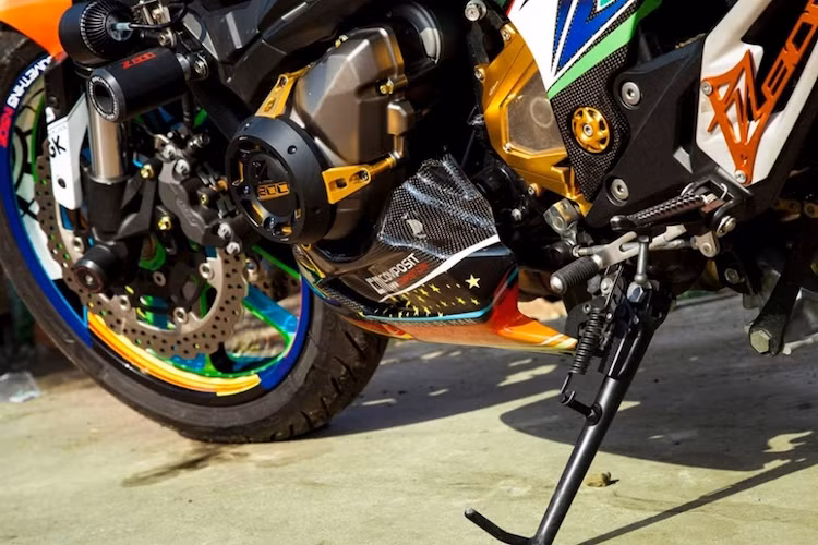 Dù không có thay đổi bên trong, nhưng động cơ xe cũng được trang trí bên ngoài bằng những phụ kiện nhôm CNC từ DMV.