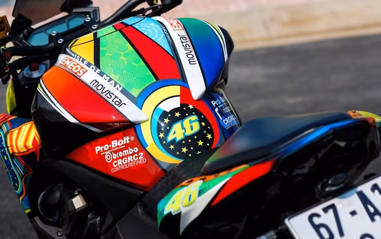 Trên chiếc Z800 này, chủ xe đã bắt đầu việc "lột xác" ngoại hình bằng dàn vỏ sơn tem đấu airbrush theo phong cách Valentino Rossi khá được ưa chuộng trong giới chơi xe tại Việt Nam.