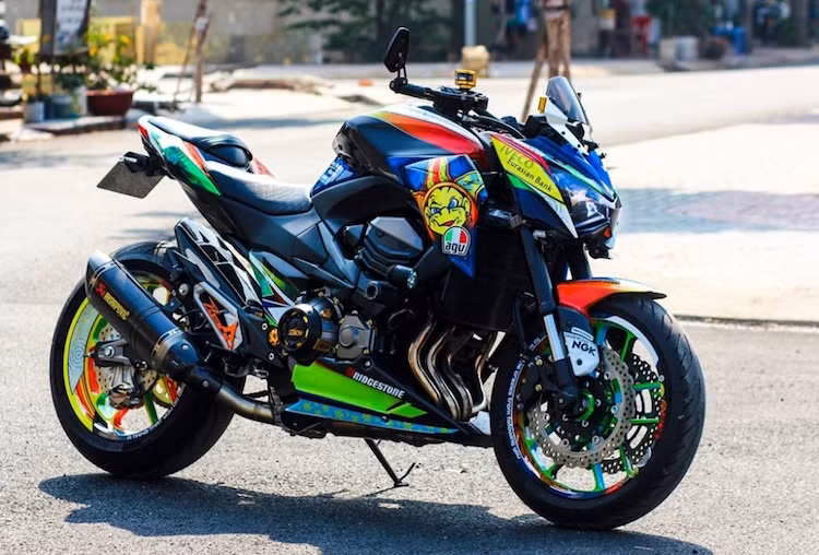 Bên cạnh "đàn anh" Z1000, mẫu nakedbike Kawasaki Z800 cũng là một trong những chiếc xe phân khối lớn được ưa chuộng nhất Việt Nam. Chính vì vậy, đã có khá nhiều bản độ đẹp được thực hiện bởi các biker Việt.