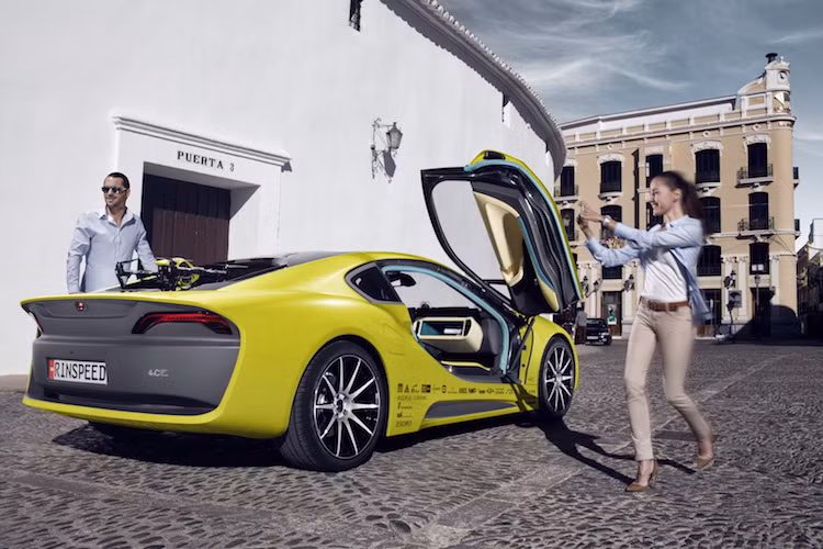 Về hệ động lực, Rinspeed Σtos không có sự thay đổi so với BMW i8, với động cơ 1.3l tăng áp 3 xi-lanh tăng áp 231 mã lực nằm giữa cùng với mô-tơ điện 131 mã lực ở bánh trước.