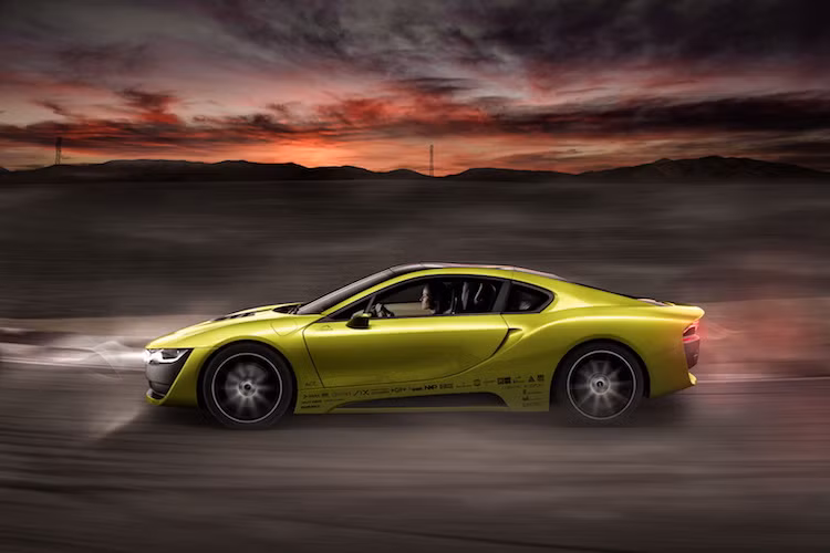 Chi tiết dễ nhận ra nhất còn lại của i8 là phần vòm mái của xe. Ngoài ra trong quá trình thiết kế, Rinspeed cũng sử dụng các phụ tùng đặc biệt, chẳng hạn như bộ vành 20 inch Borbet GTX hợp kim nhôm hay những chi tiết sứ và hợp kim được nung ở hơn 20.000 độ C hay tốc độ siêu thanh.