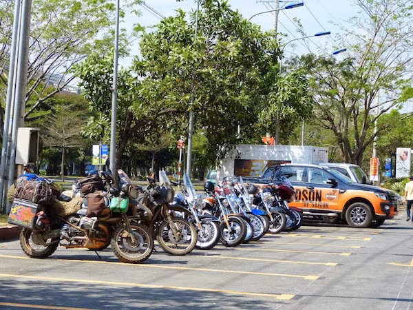 Hai chiếc BMW bên cạnh dàn xe tại Harley-Davidson Saigon.