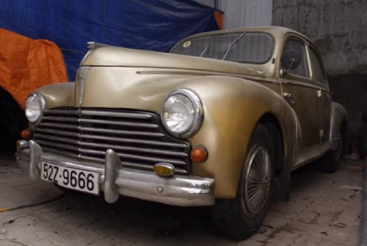 Được phát triển với khoảng thời gian là 5 năm, Peugeot 203 tại Việt Nam là chiếc ôtô hoàn toàn mới đầu tiên của hãng xe Pháp Peugeot kể từ sau Chiến tranh Thế giới lần II.